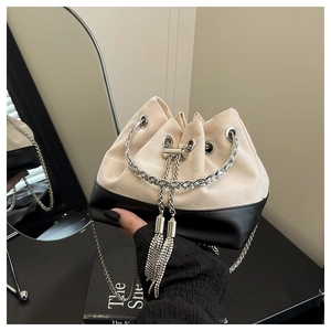 Détail du sac seau bicolore avec poignée en strass et texture en daim doux