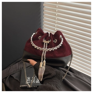 Détail du sac seau en daim bordeaux et cuir noir avec poignée en cristal et chaîne argent