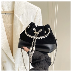 Détail du sac seau noir avec patchwork velours cuir et pompons en strass