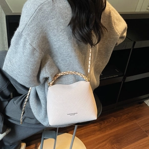 Chic quilted chain shoulder bag in cream leather with gold strap and fashion logo