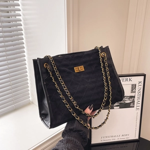 Borsa a tracolla trapuntata nera con catena dorata per il pendolarismo autunno-inverno