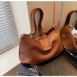 Vintage braune Hobo-Tasche aus Leder mit Lychee-Struktur und goldener Schnalle
