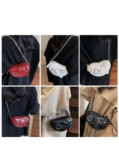 Vue arrière de mini sacs à bandoulière en forme de cœur en rouge, blanc et noir