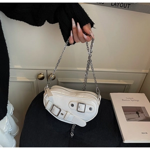 Détails du sac à main cœur en cuir verni blanc avec chaîne argentée et rivets punk