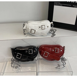 Sacs à bandoulière chics en forme de cœur noir, blanc et rouge avec chaîne argent