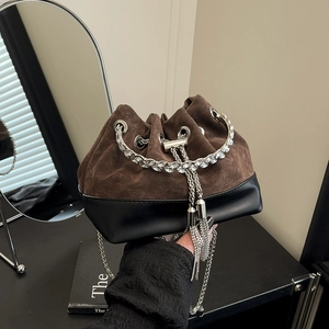 Sac seau bicolore chic avec poignée en strass et chaînes à pompons argentées élégantes