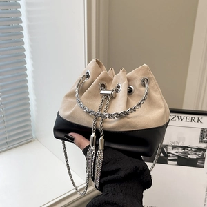Sac seau bicolore chic avec finition en daim et poignée en chaîne argentée