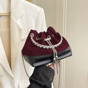 Sac seau chic en daim bordeaux et cuir noir avec poignée en anneau sertie de diamants