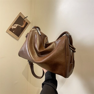 Retro brown large capacity Boston bag for women with vintage oily leather finish