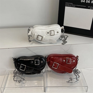Sac À Bandoulière En Forme De Cœur Cuir PU Brillant Chaîne Argentée Boucles Décoratives Style Biker Mode Pour Femmes