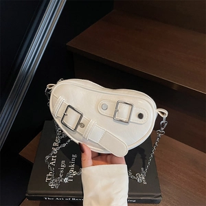 Sac bandoulière blanc en forme de cœur en cuir PU avec chaînes argentées et sangles punk