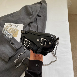 Mini sac à main noir brillant moderne avec chaîne argentée et lanières cloutées