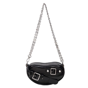 Petit sac bandoulière noir en forme de cœur avec chaîne argentée et détails punk