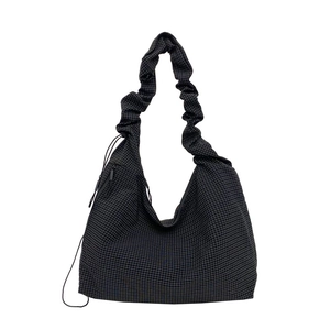 Borsa hobo a scacchi in tela con tracolla arricciata e dettaglio con coulisse