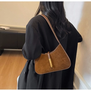 Braune Wildleder-Achseltasche mit eleganten Goldbeschlägen im minimalistischen Retro-Design