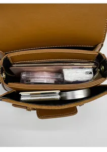 Vista interior del bolso de silla de cuero marrón mostrando compartimento y capacidad