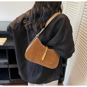 Braune Wildleder Baguette-Tasche an der Schulter in einem minimalistischen Vintage-Stil