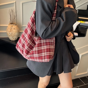 Détail du grand sac cabas en toile à carreaux rouges avec rivets métalliques
