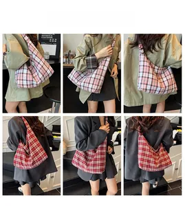 Vues détaillées du sac hobo en toile à carreaux rose et rouge sur un mannequin