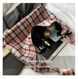Détail de l'intérieur d'un grand sac cabas à carreaux montrant sa grande capacité de rangement