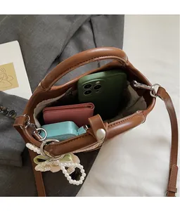 Draufsicht auf das Innere der braunen Ledertasche mit Platz für Handy und Geldbörse