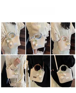 Strohbeuteltasche mit Blumenanhänger und Perlenriemen im Multi-Winkel-Raster für Damen