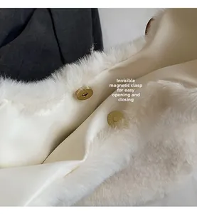 Detailansicht der weißen Kunstfelltasche mit Innenfutter und goldenem Magnetverschluss