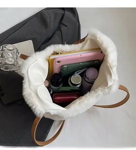 Innenansicht der weißen Plüsch-Tasche mit großem Fassungsvermögen für Alltagsgegenstände