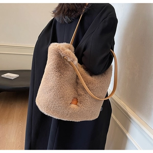 Detailansicht der flauschigen Kunstfellstruktur und Lederriemen dieser khakifarbenen Tasche