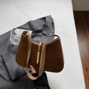 Minimalistische braune Wildleder-Halbmondtasche mit Metallschnalle und Lederriemen
