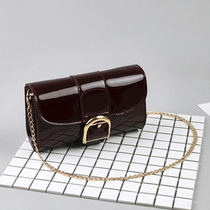 Sac à main vernis bordeaux brillant avec boucle dorée en D et bandoulière en chaîne