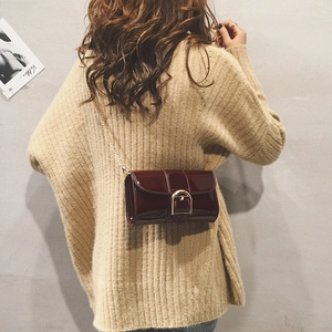 Sac bandoulière en cuir verni bordeaux brillant avec boucle fer à cheval dorée