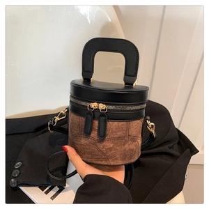 Detail der Bucket Bag mit Vintage-Kartenmuster, schwarzem Leder und Goldbeschlägen