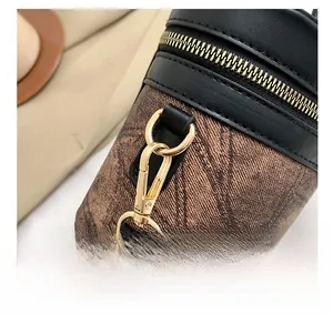 Details hochwertiger goldener Hardware und brauner Vintage-Textur der Beuteltasche