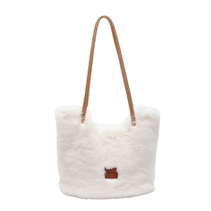 Weiße Webpelz-Tragetasche mit braunen Trägern und Leder-Logo für den Herbst Winter
