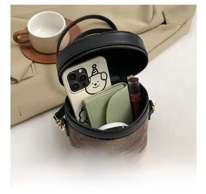 Draufsicht auf die Vintage-Beuteltasche mit Platz für Handy, Kartenetui und Lippenstift