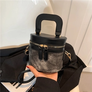 Schicke graue und schwarze Eimertasche mit Goldreißverschlüssen und Tragegriff