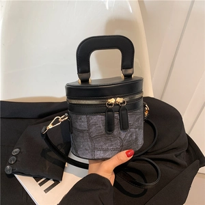 Schicke zylindrische Beuteltasche aus grauem Denim und schwarzem Kunstleder mit Griff