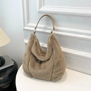 Sac hobo minimaliste en peluche beige avec bandoulière lisse et anneaux métalliques