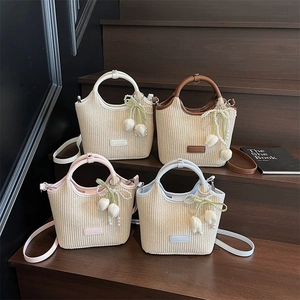 Gewebte Stroh Eimertasche Mit PU Besatz Und Künstliche Perlen Tulpen Anhänger Handtasche Crossbody Schultertasche