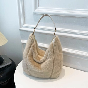 Sac hobo en fausse fourrure beige avec bandoulière en cuir et détails en métal doré