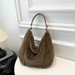 Sac fourre-tout en peluche marron avec anses en cuir et anneaux dorés sur socle blanc
