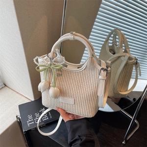 Bucket-Bag aus Stroh und weißem Leder mit Perlen-Tulpen-Anhängern und Schultergurt