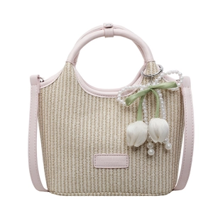 Stroh-Eimertasche mit rosa Lederbesatz und Perlen-Tulpen-Anhänger für Damen