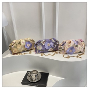 Trois pochettes élégantes à fleurs brodées avec paillettes et chaînes dorées