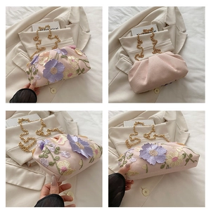 Détail de broderie florale et de paillettes sur un sac nuage vintage avec chaîne dorée