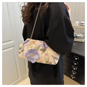 Broderie détaillée sur sac à bandoulière fleuri vintage avec chaîne dorée pour femme