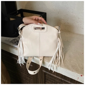 Détails du sac fourre-tout beige en PU souple avec franges et poignée intégrée