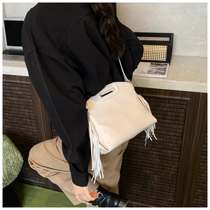 Détail du sac cabas en cuir PU crème avec de longues franges et une bandoulière réglable