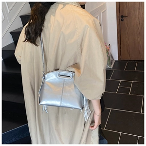 Sac à bandoulière argenté métallisé avec franges en cuir et poignée découpée pour femme